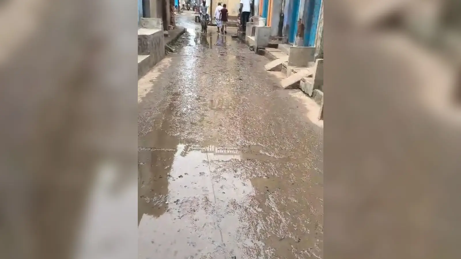 बाजार की सड़क पर बह रहा नाली का पानी, सड़क जर्जर; मुखिया पर पक्षपात का आरोप | Prabhat Khabar Network बाजार की सड़क पर बह रहा नाली का पानी, सड़क जर्जर; मुखिया पर पक्षपात का आरोप | Prabhat Khabar Network