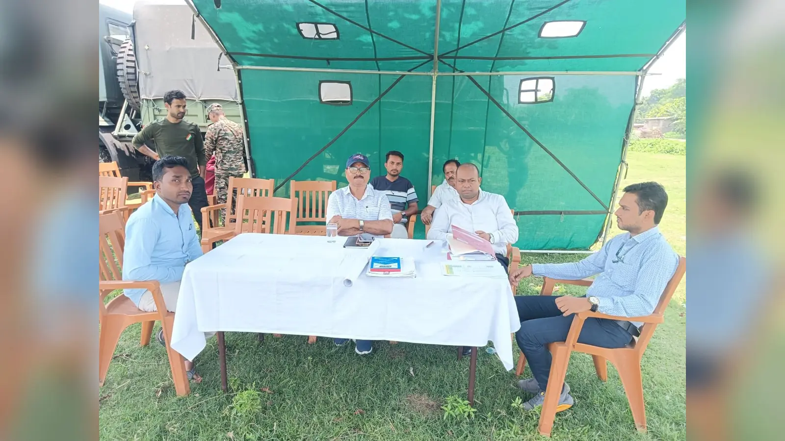 फ़ाइल फोटो :जमीन अधिग्रहण के लिए नापी के दौरान सेना के अधिकारी और अंचलधिकारी | Prabhat Khabar Network फ़ाइल फोटो :जमीन अधिग्रहण के लिए नापी के दौरान सेना के अधिकारी और अंचलधिकारी | Prabhat Khabar Network