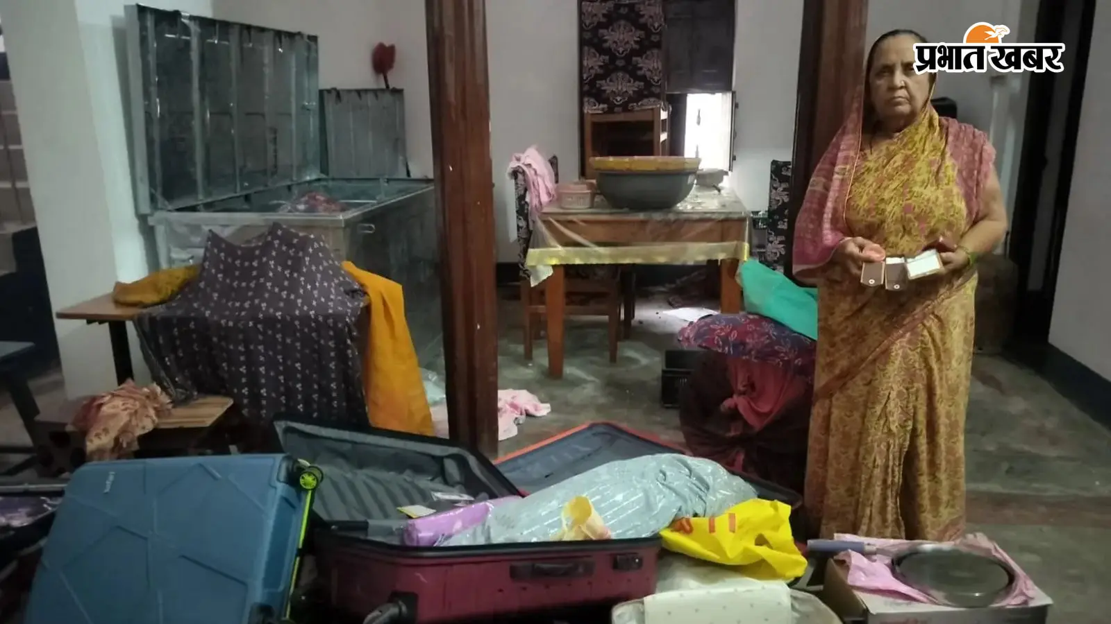 चोरी की जानकारी देती पीड़ित महिला चोरी की जानकारी देती पीड़ित महिला
