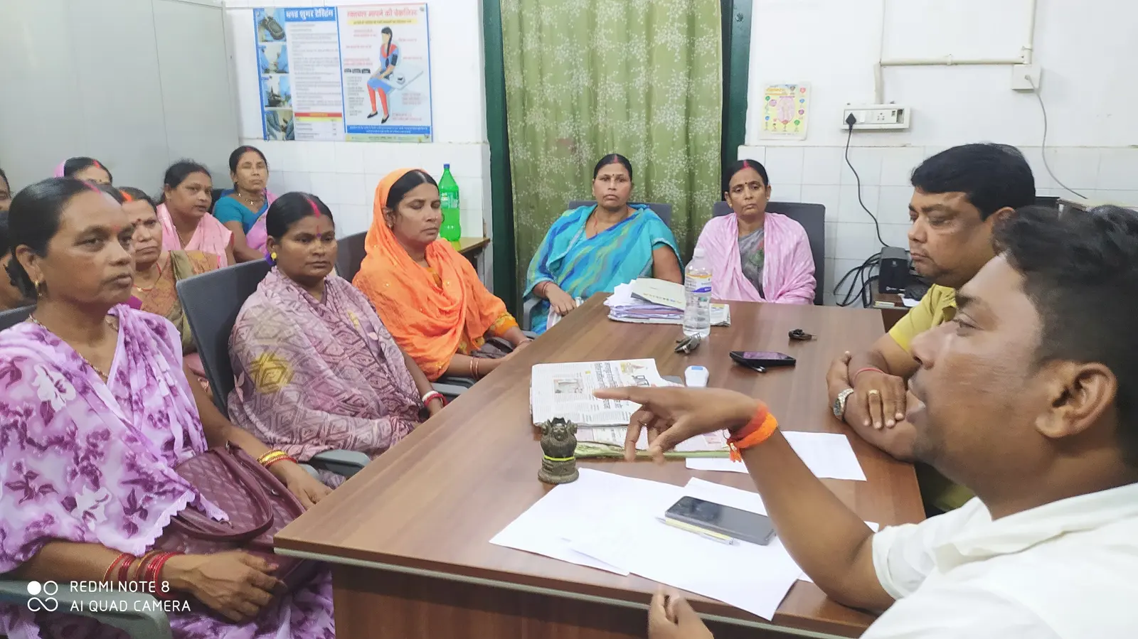 फोटो कैप्शन -:-- बैठक में आशा फेसिसिलेटरों को निर्देशित करते पीएचसी प्रभारी व बीसीएम | Prabhat Khabar Network फोटो कैप्शन -:-- बैठक में आशा फेसिसिलेटरों को निर्देशित करते पीएचसी प्रभारी व बीसीएम | Prabhat Khabar Network
