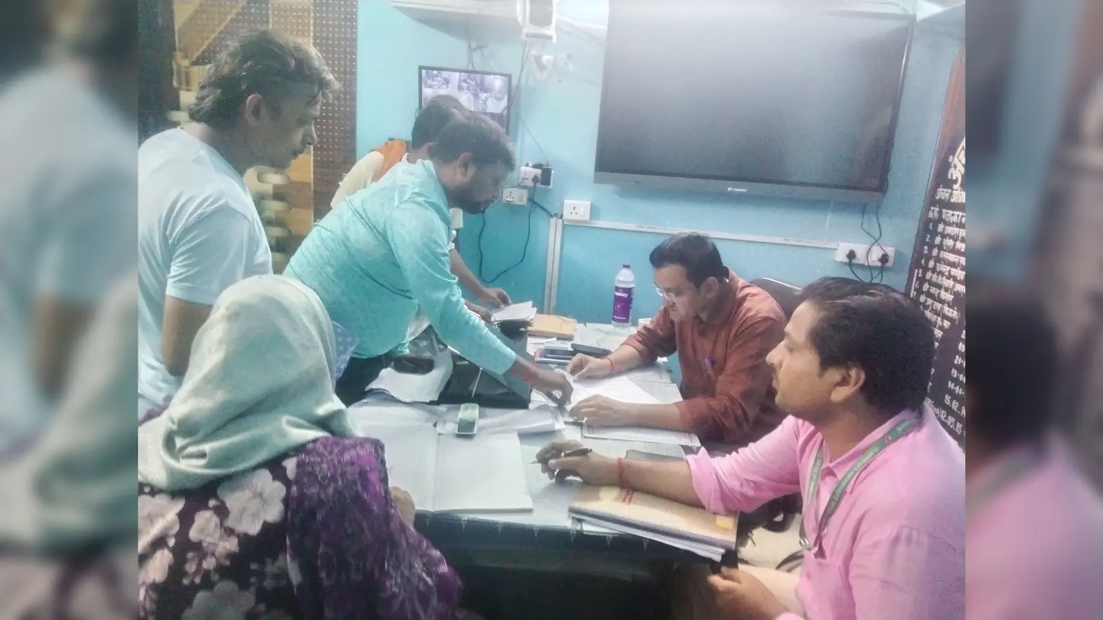 जनता दरबार में सुनवाई करते सीओ एवं आरओ | Prabhat Khabar Network जनता दरबार में सुनवाई करते सीओ एवं आरओ | Prabhat Khabar Network