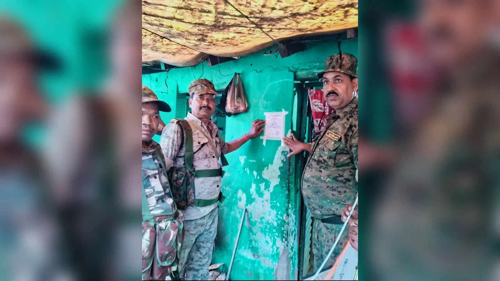 फरार अभियुक्त के घर इस्तीहार चस्पा करती पुलिस | Prabhat Khabar Network फरार अभियुक्त के घर इस्तीहार चस्पा करती पुलिस | Prabhat Khabar Network