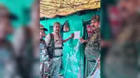 फरार आरोपी के घर पुलिस ने चिपकाया इश्तेहार, डुगडुगी बजाकर की मुनादी