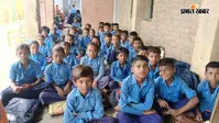 बेगूसराय का ये कैसा सरकारी स्कूल? 2 कमरों में जमीन पर बैठने को मजबूर 402 छात्र, 1.5 साल से अटका है भवन निर्माण