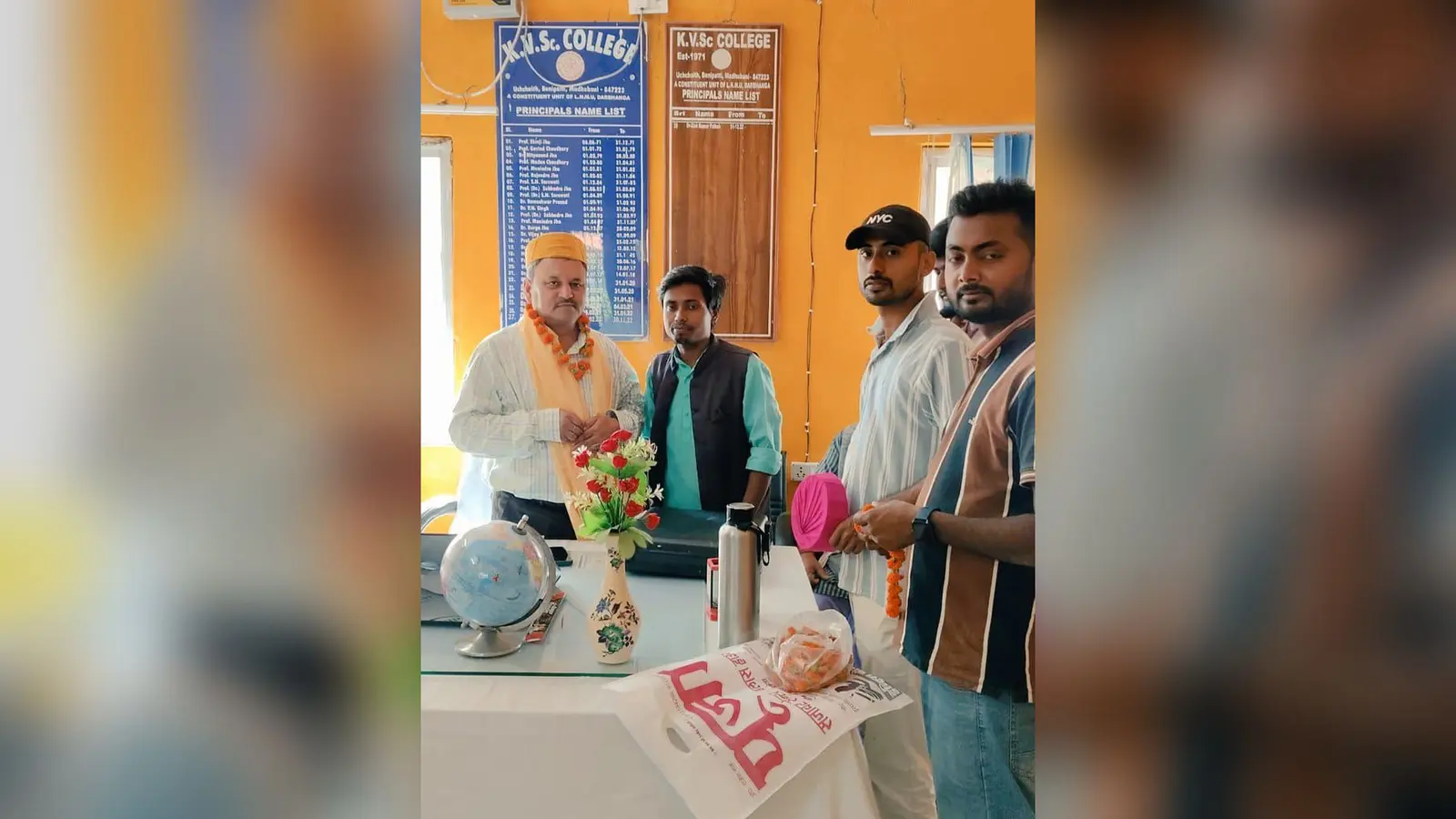 फोटो: 100 परिचय: प्रधानाचार्य से मुलाकात करते छात्र नेता | Prabhat Khabar Network फोटो: 100 परिचय: प्रधानाचार्य से मुलाकात करते छात्र नेता | Prabhat Khabar Network