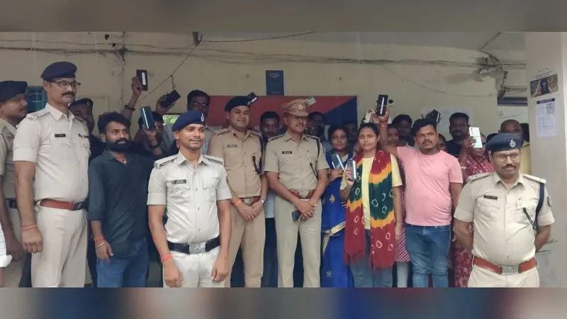 ऑपरेशन मुस्कान बना खुशियों की वजह, जमुई पुलिस ने 26 लोगों को लौटाए खोए मोबाइल, चेहरों पर फिर आई मुस्कान