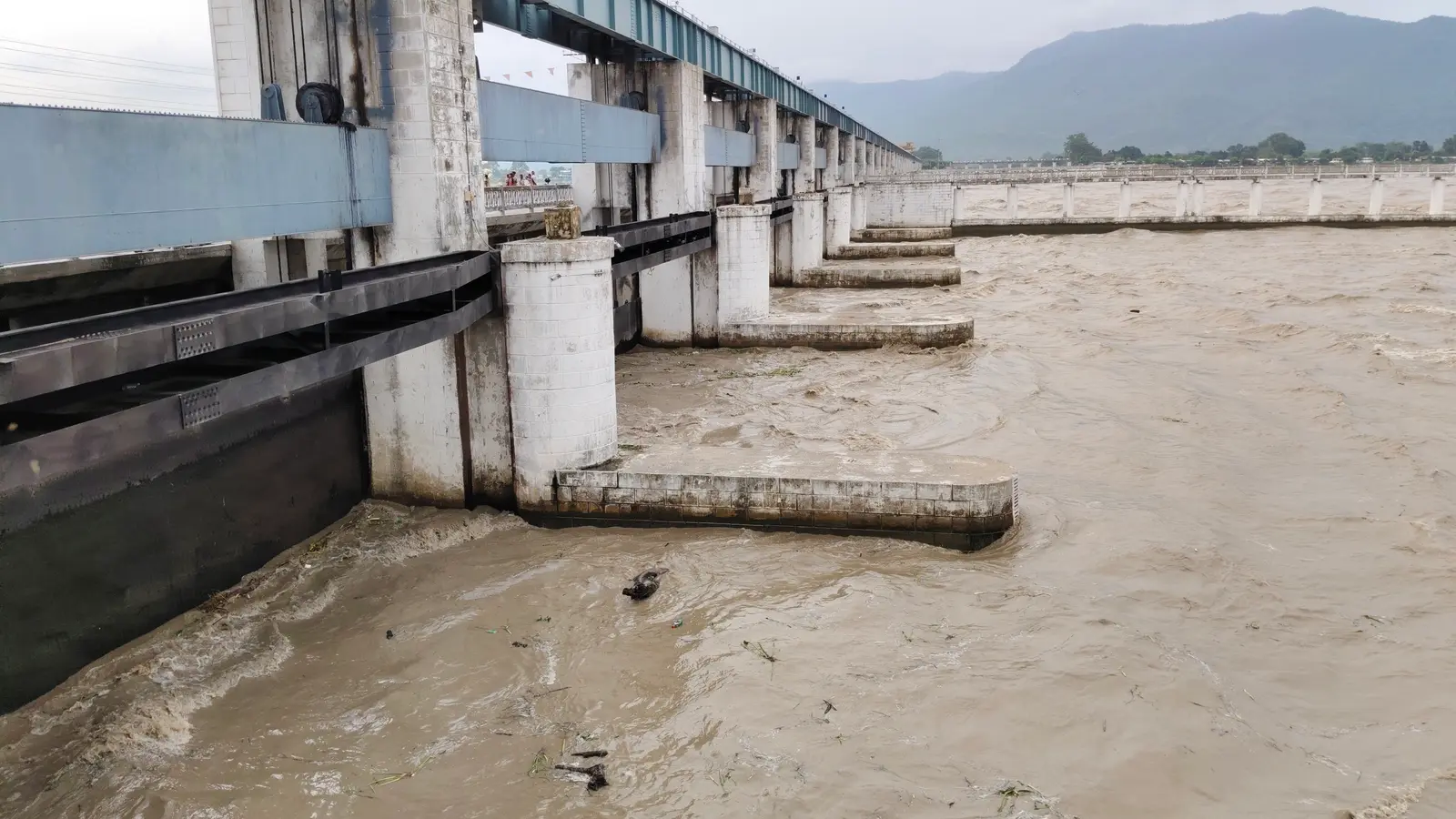 वाल्मीकिनगर बराज से एक लाख क्यूसेक से अधिक पानी छोड़ा गया | Prabhat Khabar Network वाल्मीकिनगर बराज से एक लाख क्यूसेक से अधिक पानी छोड़ा गया | Prabhat Khabar Network