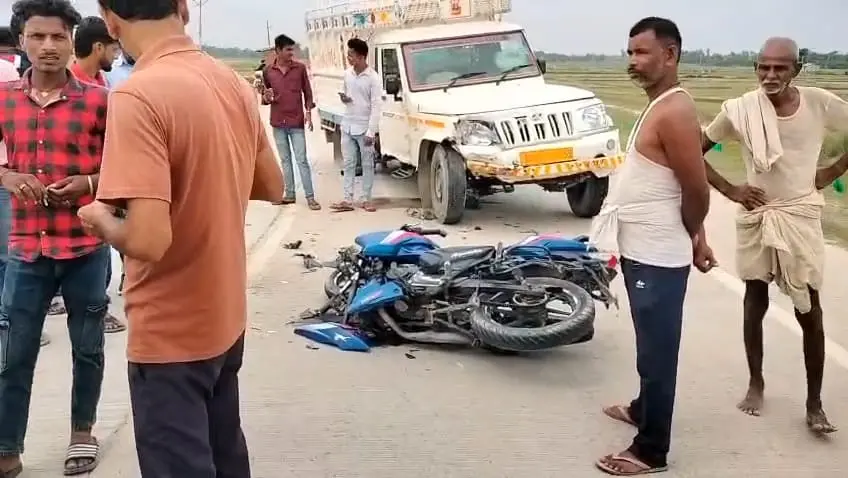फोटो - क्षतिग्रस्त बाइक व पीक अप. | Prabhat Khabar Network फोटो - क्षतिग्रस्त बाइक व पीक अप. | Prabhat Khabar Network