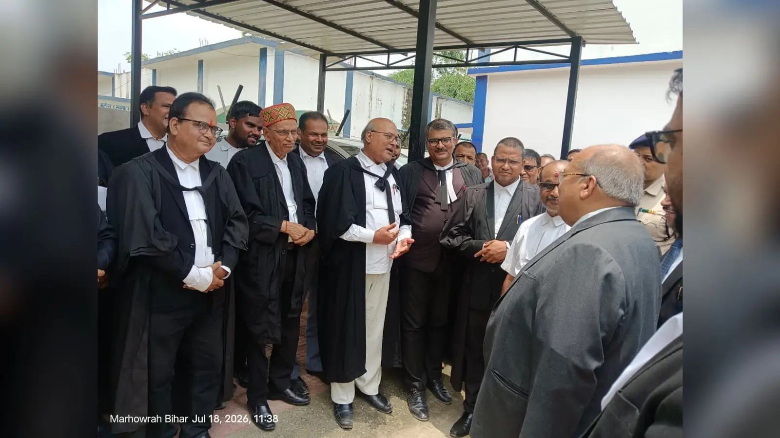 स्थानीय बार एसोसिएशन के प्रतिनिधियों से मिलते पटना हाई कोर्ट के न्यायधीश संदीप कुमार | Prabhat Khabar Network स्थानीय बार एसोसिएशन के प्रतिनिधियों से मिलते पटना हाई कोर्ट के न्यायधीश संदीप कुमार | Prabhat Khabar Network
