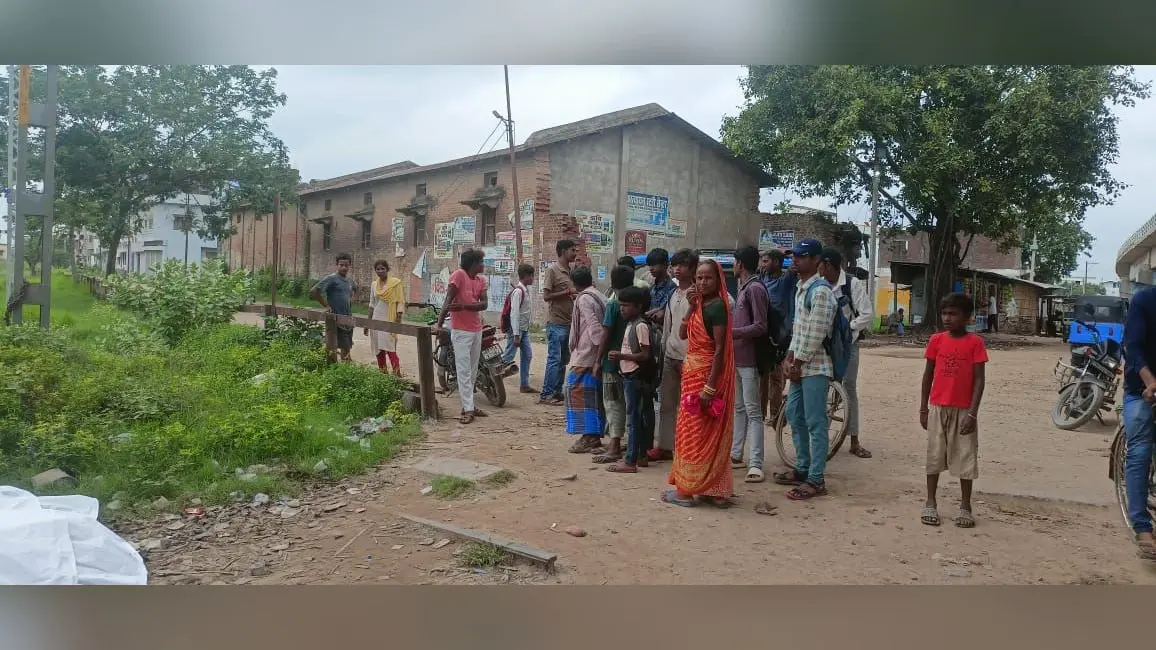 फोटो - मौके पर उमड़ी लोगों की भीड़. | Prabhat Khabar Network फोटो - मौके पर उमड़ी लोगों की भीड़. | Prabhat Khabar Network