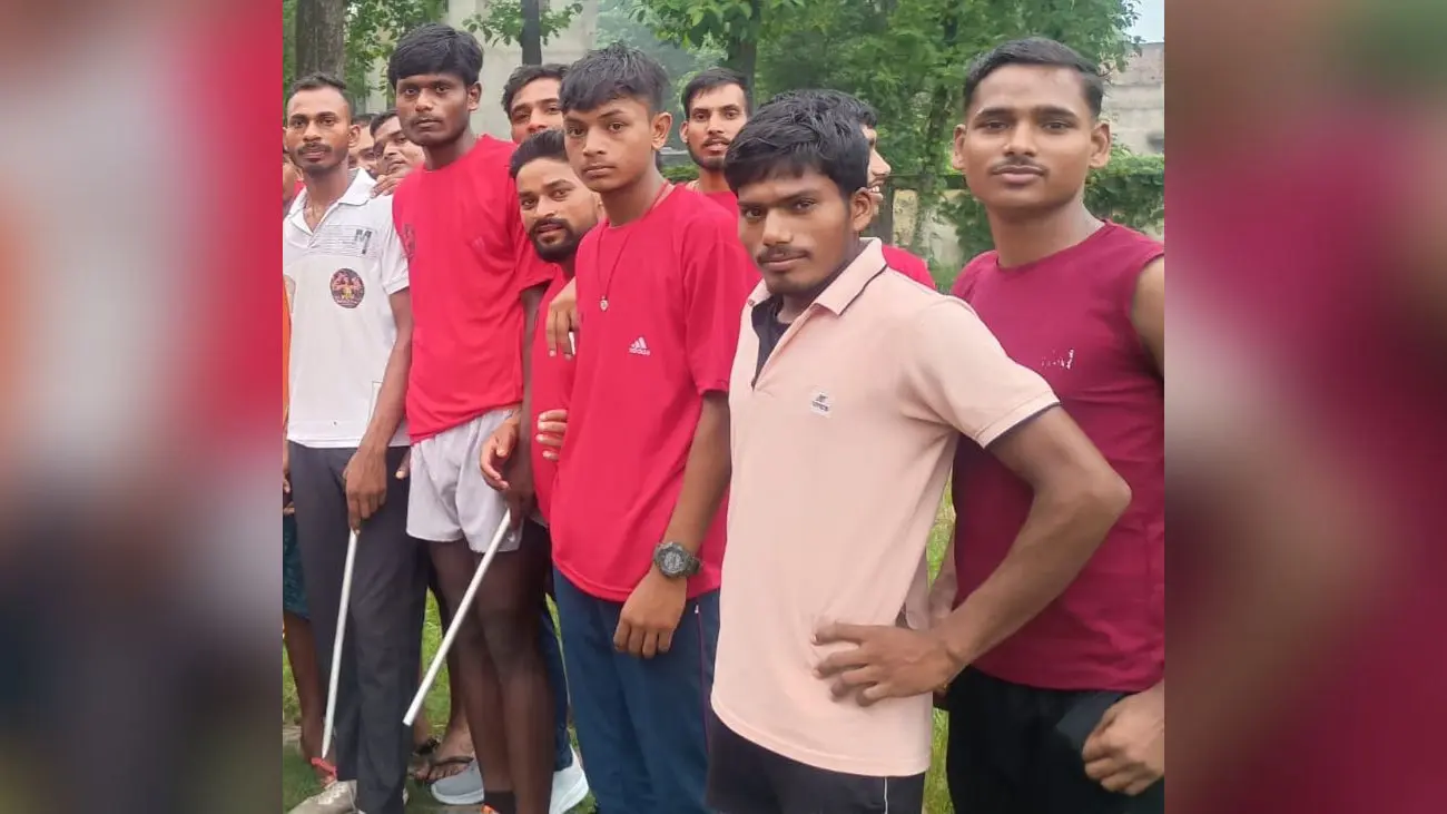 दौड तैयारी करने कालेज मे उपस्थित युवा | Prabhat Khabar Network दौड तैयारी करने कालेज मे उपस्थित युवा | Prabhat Khabar Network
