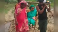 विकास की 'कुर्सी' पर बीमार सिस्टम: कीचड़ भरे रास्ते से स्ट्रेचर नहीं, चारपाई और कुर्सी के सहारे अस्पताल पहुंच रहे लोग