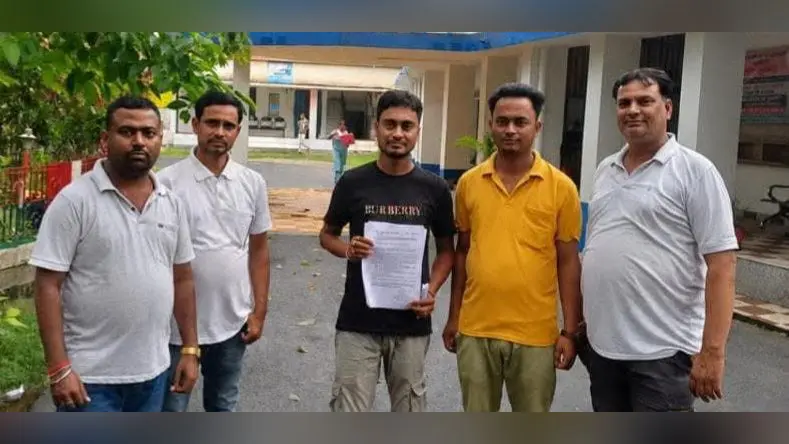 वरीय पुलिस पदाधिकारियों को दिए गए आवेदन के साथ पीड़ित व्यक्ति व अन्य | Prabhat Khabar Network वरीय पुलिस पदाधिकारियों को दिए गए आवेदन के साथ पीड़ित व्यक्ति व अन्य | Prabhat Khabar Network