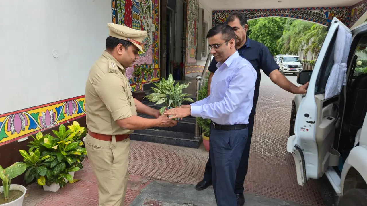 फ़ोटो.आईबी में प्रभारी डीआईजी को पौधा देकर स्वागत करते एसपी | Prabhat Khabar Network फ़ोटो.आईबी में प्रभारी डीआईजी को पौधा देकर स्वागत करते एसपी | Prabhat Khabar Network