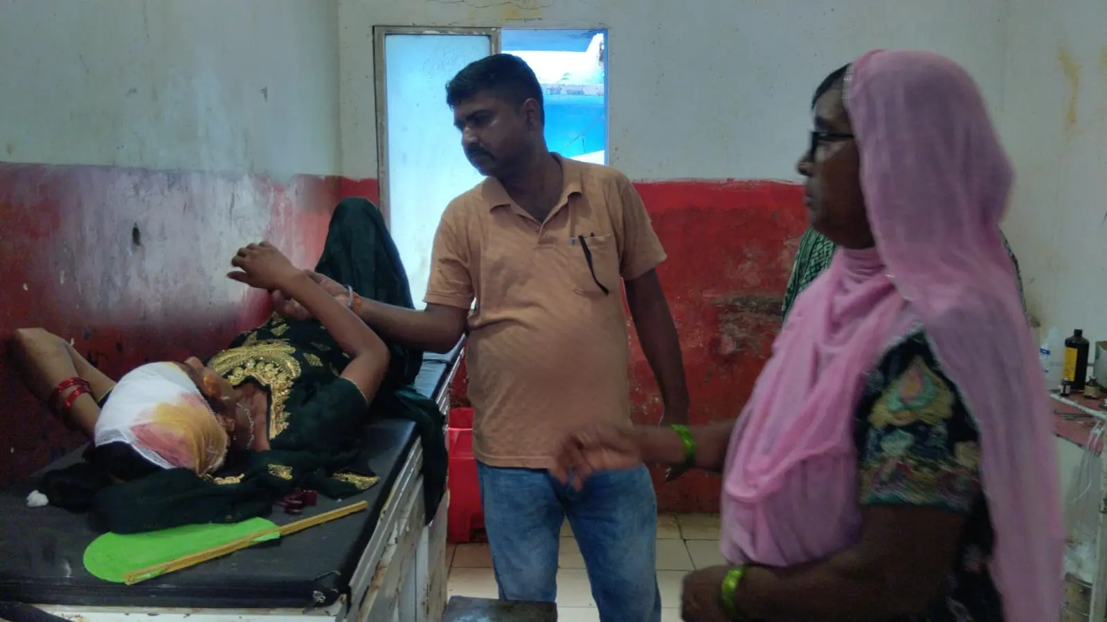 फोटो:अस्पताल में ईलाजरत जख्मी महिला | Prabhat Khabar Network फोटो:अस्पताल में ईलाजरत जख्मी महिला | Prabhat Khabar Network