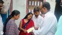 रोहतास:  पुलिस वाहन हादसे में युवक की मौत के बाद परिवार को 4 लाख की सहायता, सीओ ने सौंपा चेक
