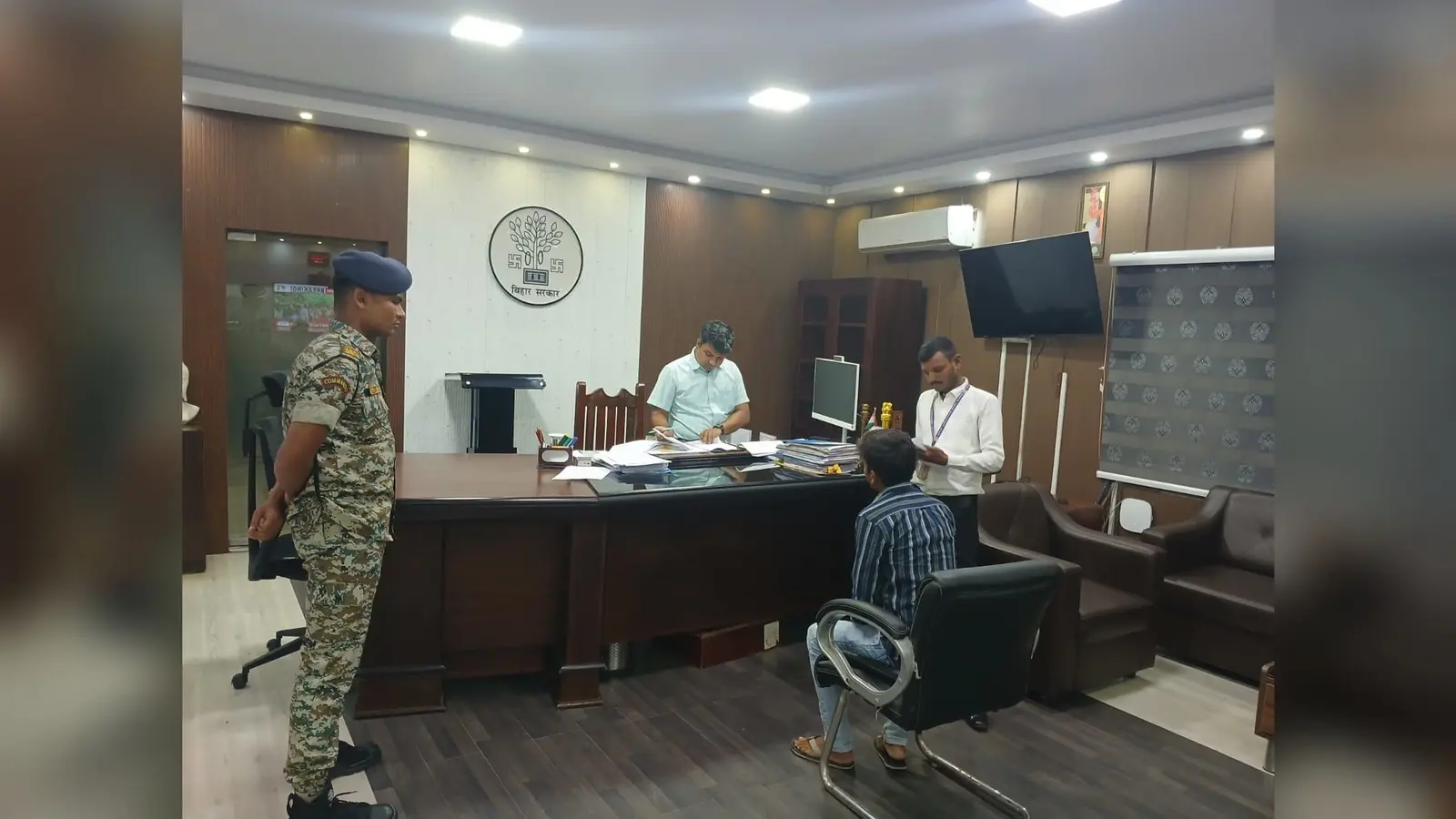फोटो- मामलों का निष्पादन करते डीएम | Prabhat Khabar Network फोटो- मामलों का निष्पादन करते डीएम | Prabhat Khabar Network