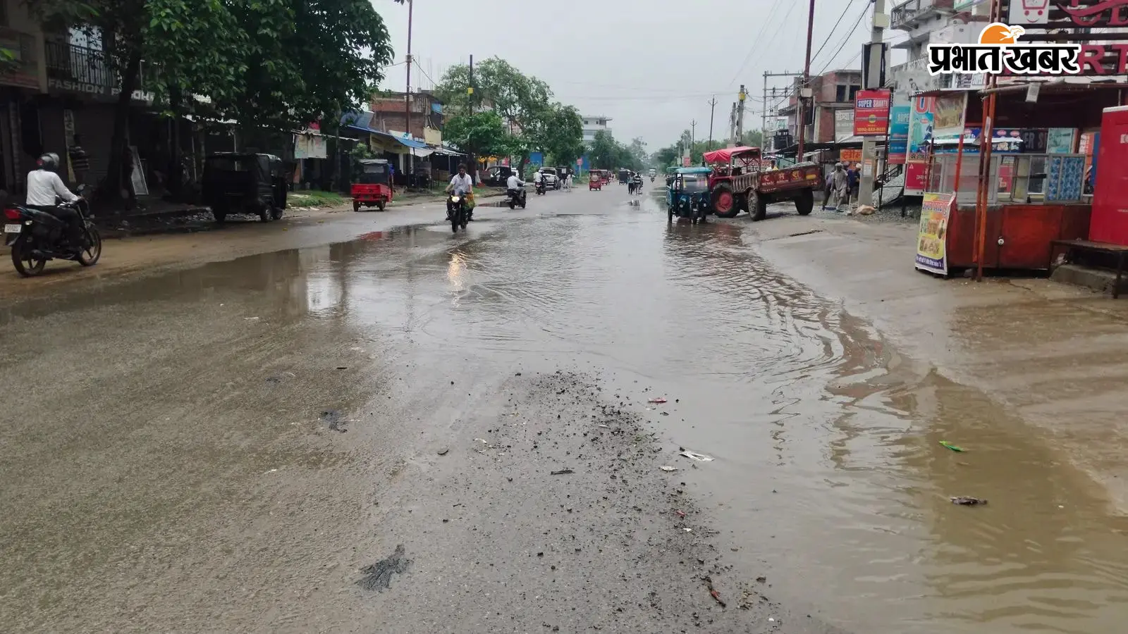 आधे घंटे की बारिश ने खोली एनएच की जल निकासी व्यवस्था की पोल, सड़कें बनीं तालाब, राहगीर परेशान आधे घंटे की बारिश ने खोली एनएच की जल निकासी व्यवस्था की पोल, सड़कें बनीं तालाब, राहगीर परेशान