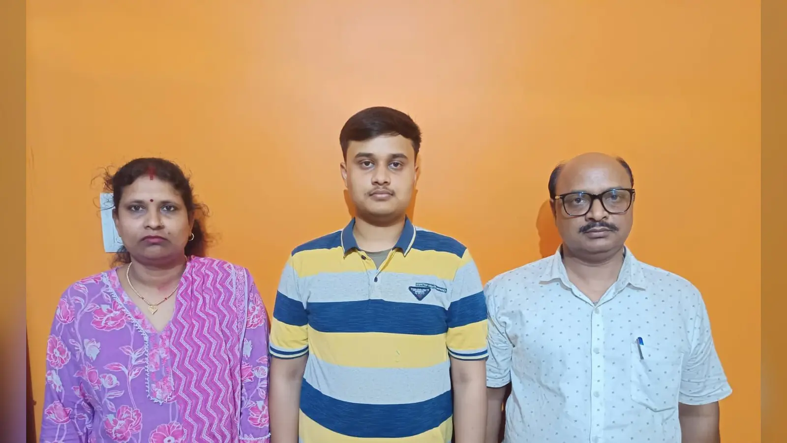 फोटो कैप्शन : अपने माता पिता के साथ मौजूद छात्र | Prabhat Khabar Network फोटो कैप्शन : अपने माता पिता के साथ मौजूद छात्र | Prabhat Khabar Network
