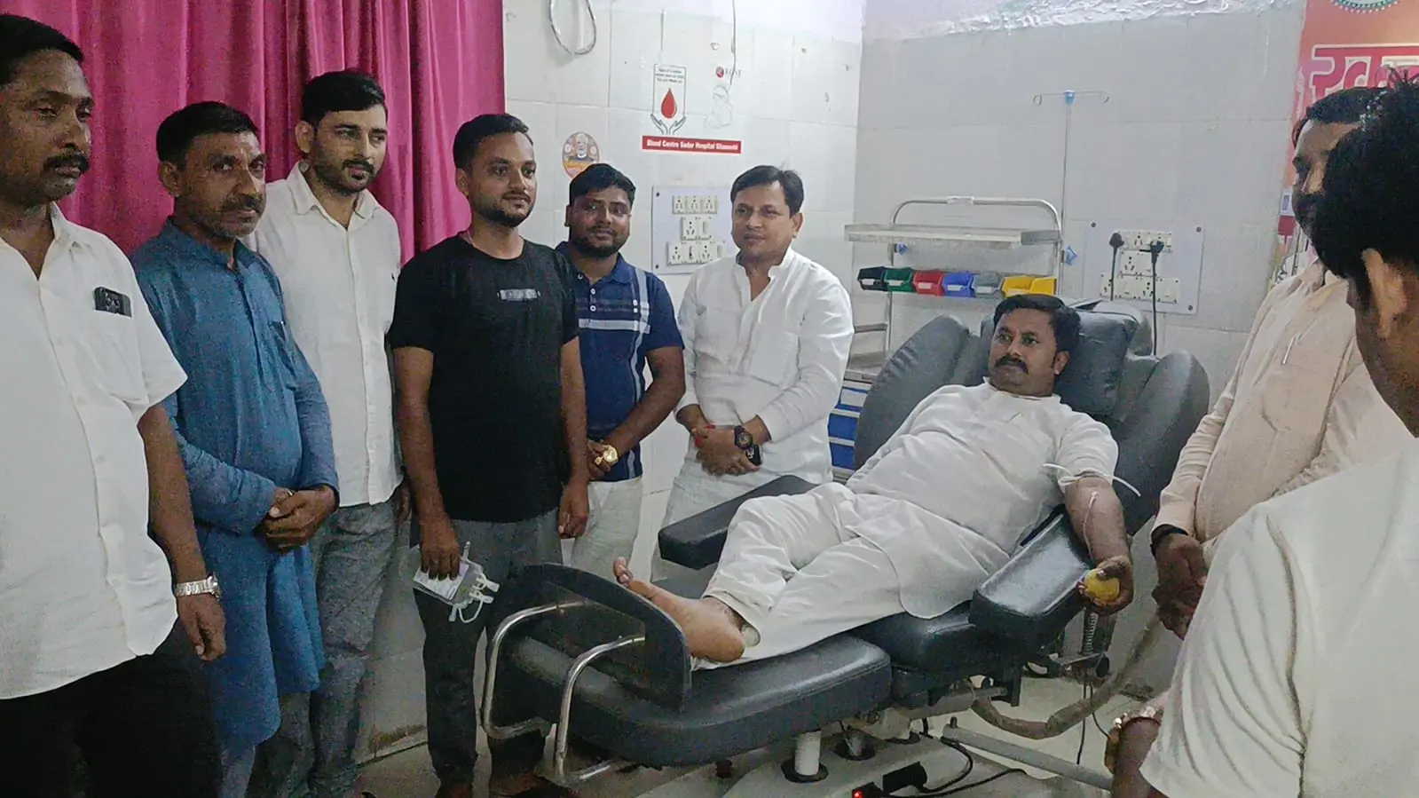 रक्तदान करते मंडल अध्यक्ष नवीन कुशवाहा. | Prabhat Khabar Network रक्तदान करते मंडल अध्यक्ष नवीन कुशवाहा. | Prabhat Khabar Network