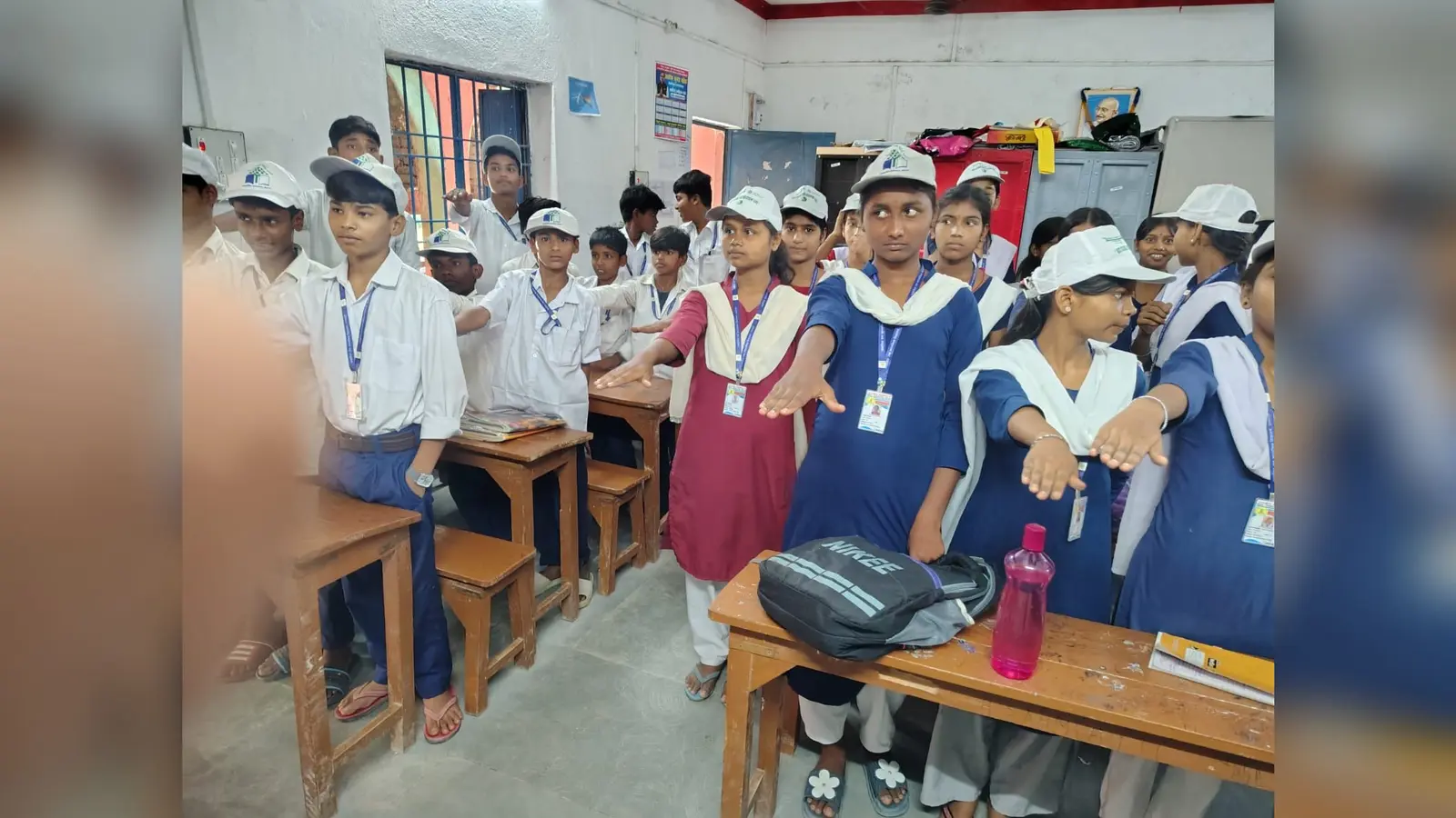 स्वच्छता की शपथ लेते शिक्षक व छात्र | Prabhat Khabar Network स्वच्छता की शपथ लेते शिक्षक व छात्र | Prabhat Khabar Network