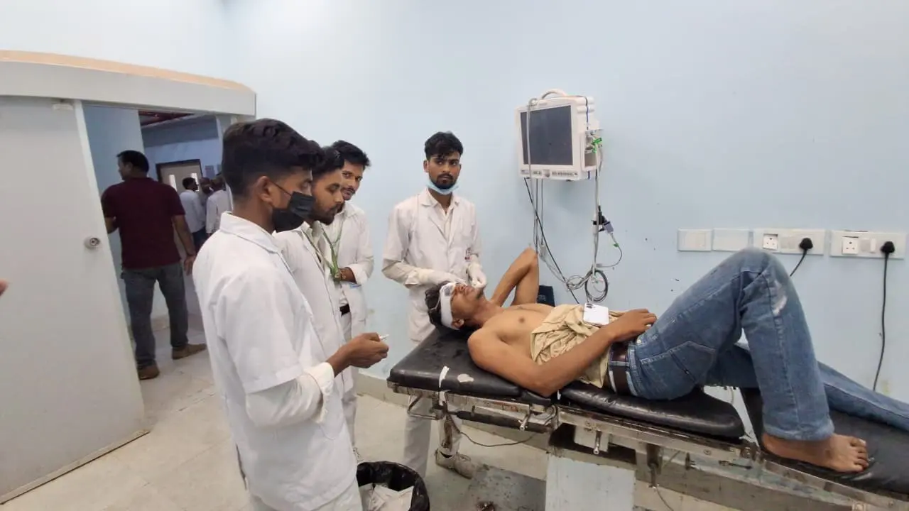 फोटो नं 101. सदर अस्पताल में भर्ती घायल युवक. | Prabhat Khabar Network फोटो नं 101. सदर अस्पताल में भर्ती घायल युवक. | Prabhat Khabar Network