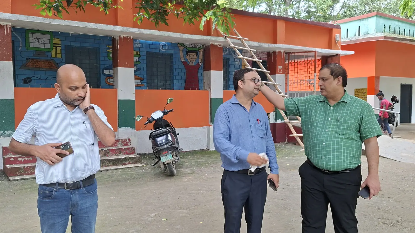 विद्यालय में तैयारी का जायजा लेते डीइओ राजन कुमार गिरी व अन्य | Prabhat Khabar Network विद्यालय में तैयारी का जायजा लेते डीइओ राजन कुमार गिरी व अन्य | Prabhat Khabar Network