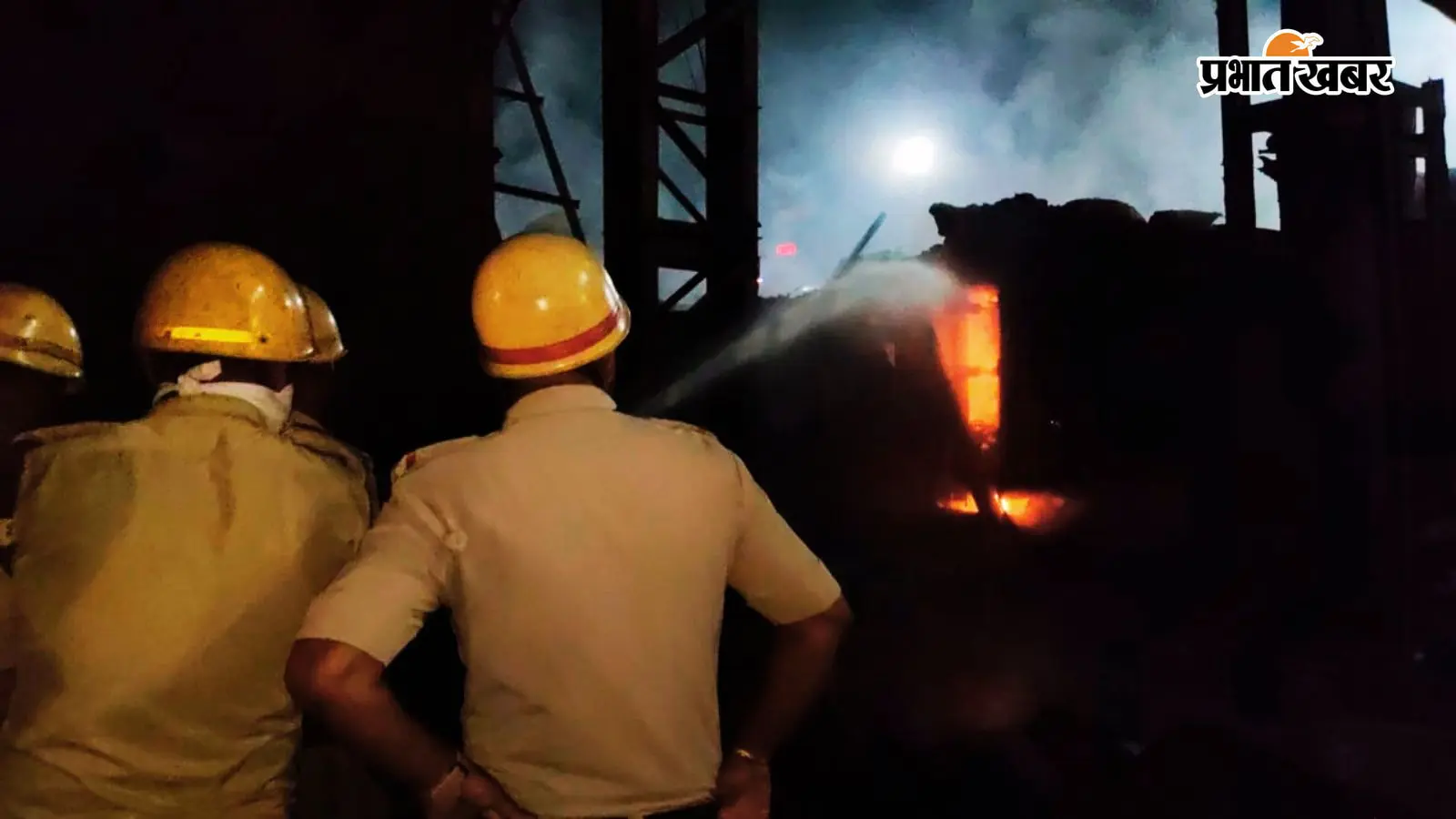 आग बुझाने में लगी दमकल विभाग की टीम. फोटो : प्रभात खबर आग बुझाने में लगी दमकल विभाग की टीम. फोटो : प्रभात खबर