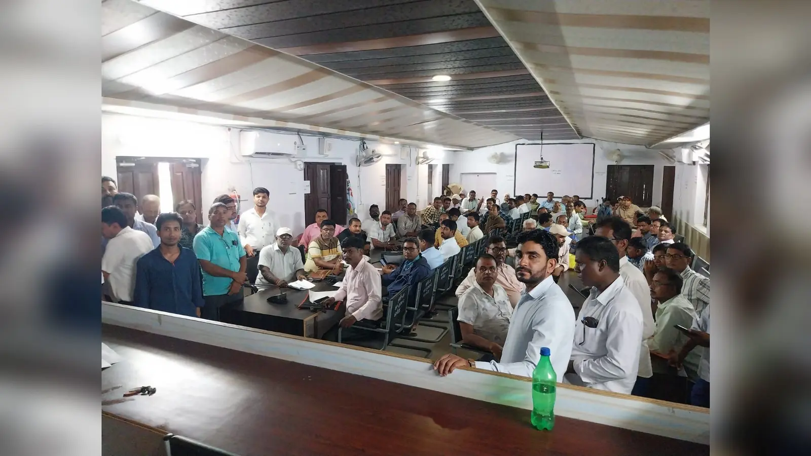 बगहा एक प्रखंड सभागार में प्रशिक्षण में शामिल बीएलओ | Prabhat Khabar Network बगहा एक प्रखंड सभागार में प्रशिक्षण में शामिल बीएलओ | Prabhat Khabar Network