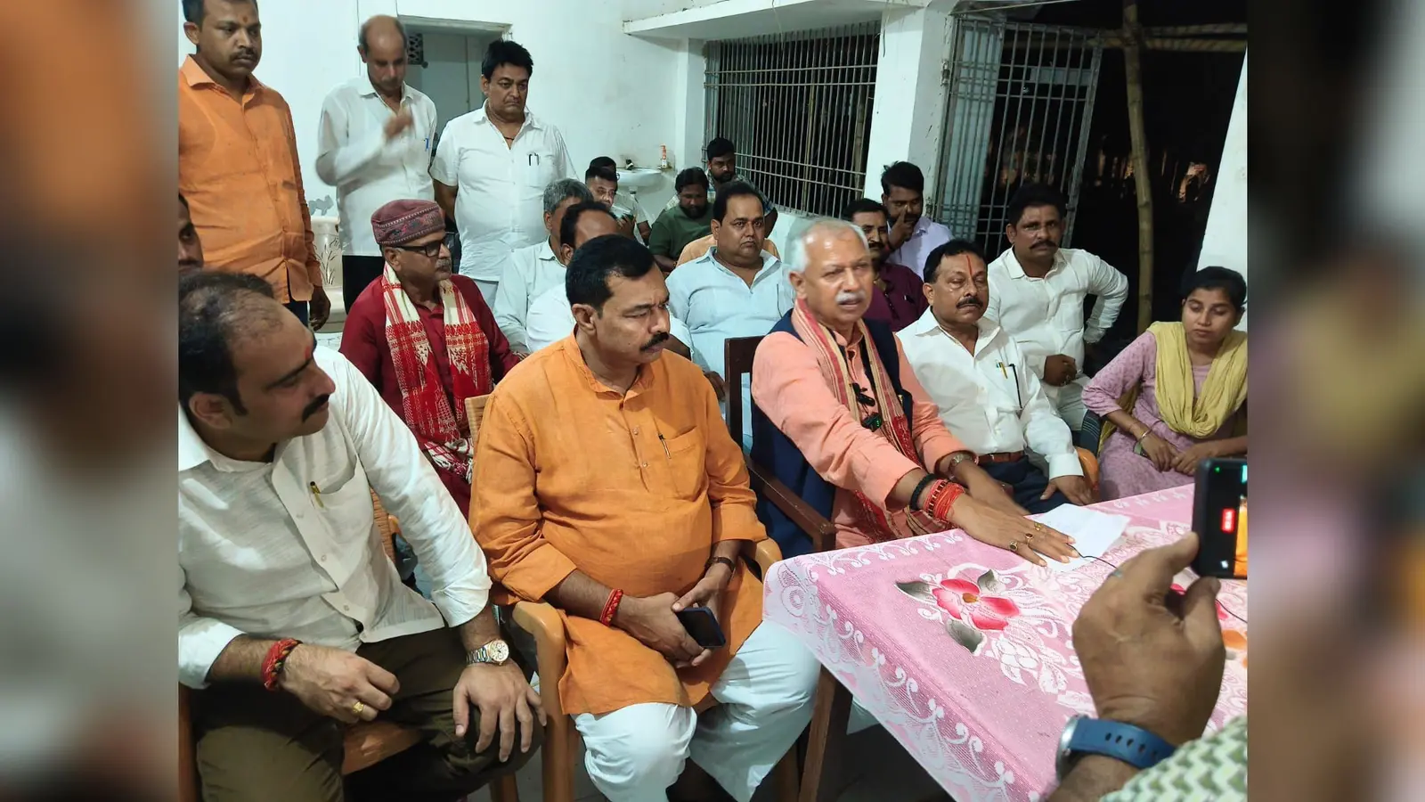 फोटो-महाराजगंज के अनुमंडलीय अधिवक्ता संघ भवन में प्रेसवार्ता करते सांसद जनार्दन सिंह सिग्रीवाल | Prabhat Khabar Network फोटो-महाराजगंज के अनुमंडलीय अधिवक्ता संघ भवन में प्रेसवार्ता करते सांसद जनार्दन सिंह सिग्रीवाल | Prabhat Khabar Network