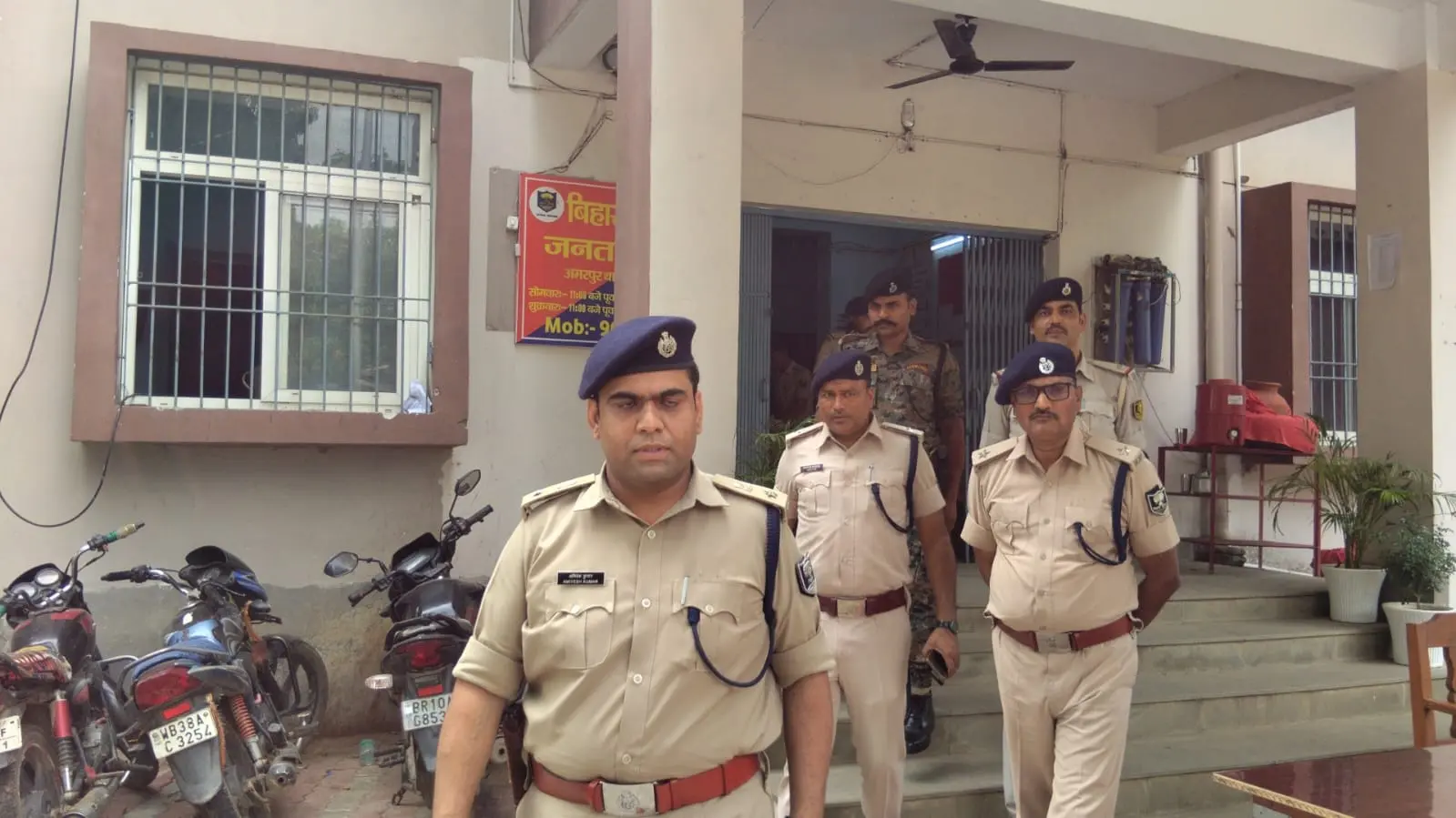 फोटो:थाने का निरिक्षण के दौरान मौजूद पुलिस अधीक्षक | Prabhat Khabar Network फोटो:थाने का निरिक्षण के दौरान मौजूद पुलिस अधीक्षक | Prabhat Khabar Network