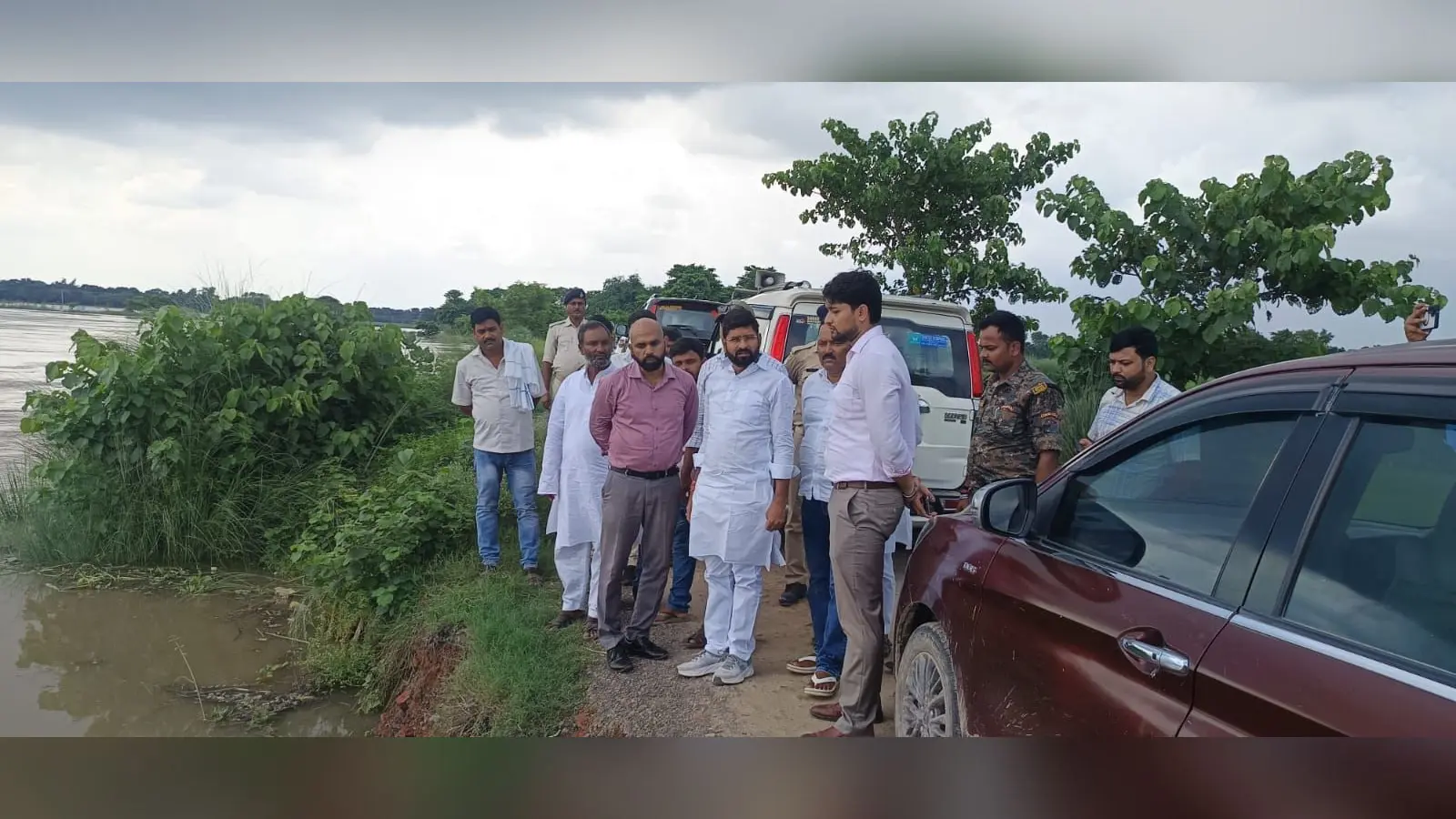 फोटो कैप्सन : जटवा से जनेरवा जाने वाले मुख्य मार्ग में हो रहे कटवा स्थल का निरीक्षण करते विधायक विशाल कुमार उपस्थित सीओ व अन्य | Prabhat Khabar Network फोटो कैप्सन : जटवा से जनेरवा जाने वाले मुख्य मार्ग में हो रहे कटवा स्थल का निरीक्षण करते विधायक विशाल कुमार उपस्थित सीओ व अन्य | Prabhat Khabar Network