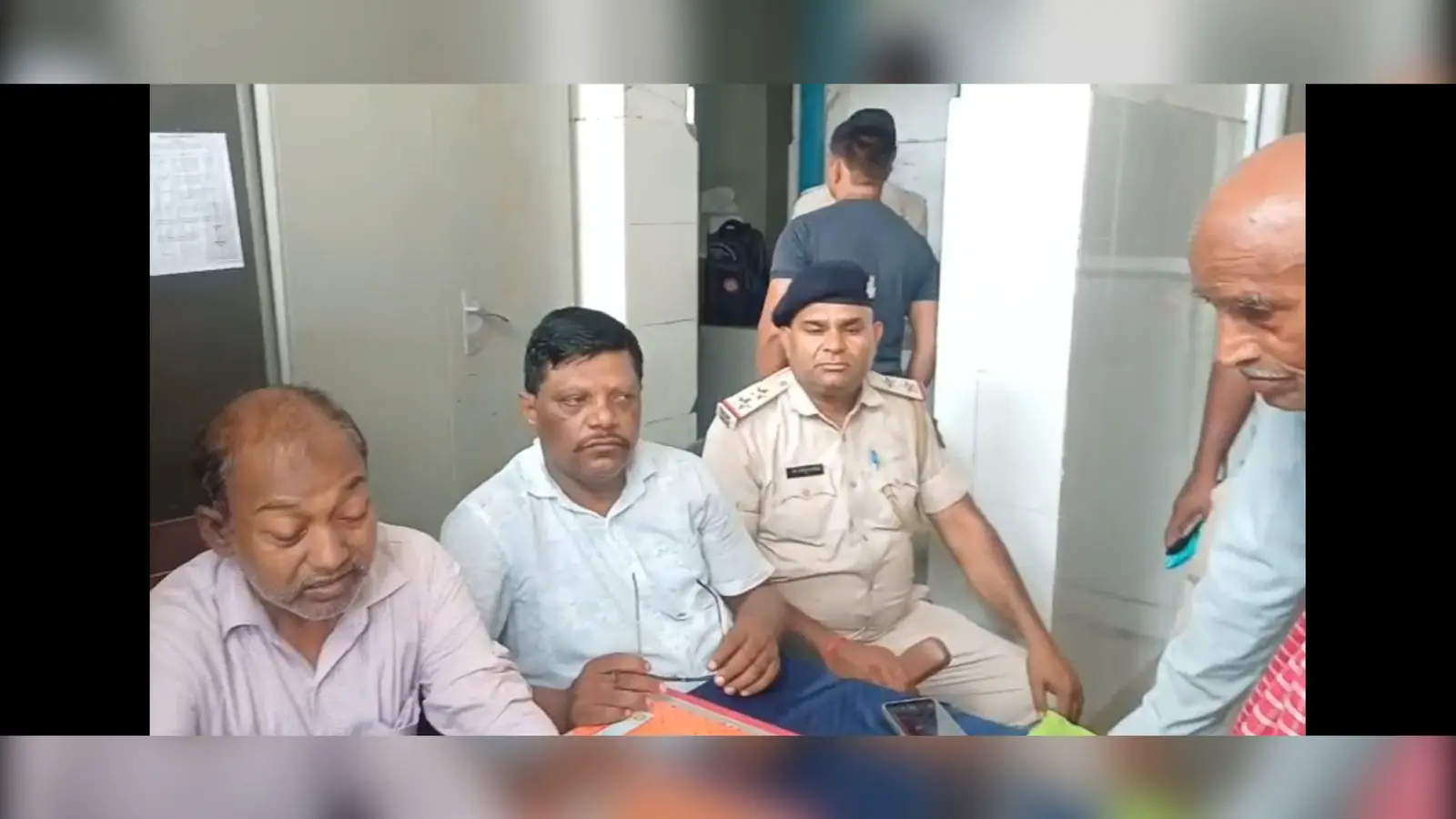 फोटो कैप्शन: सूर्यगढ़ा अंचल कार्यालय में जनता दरबार में सुनवाई में उपस्थित राजस्व कर्मी एवं पुलिस पदाधिकारी | Prabhat Khabar Network फोटो कैप्शन: सूर्यगढ़ा अंचल कार्यालय में जनता दरबार में सुनवाई में उपस्थित राजस्व कर्मी एवं पुलिस पदाधिकारी | Prabhat Khabar Network