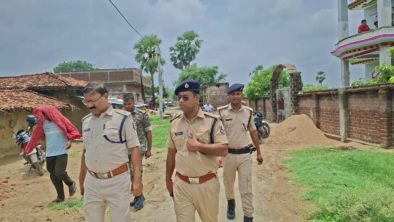 डकैती की घटना के सूचना के बाद मामले की छानबीन करते डीएसपी संदीप कुमार साथ में इंस्पेक्टर नेयाज अहमद | Prabhat Khabar Network डकैती की घटना के सूचना के बाद मामले की छानबीन करते डीएसपी संदीप कुमार साथ में इंस्पेक्टर नेयाज अहमद | Prabhat Khabar Network