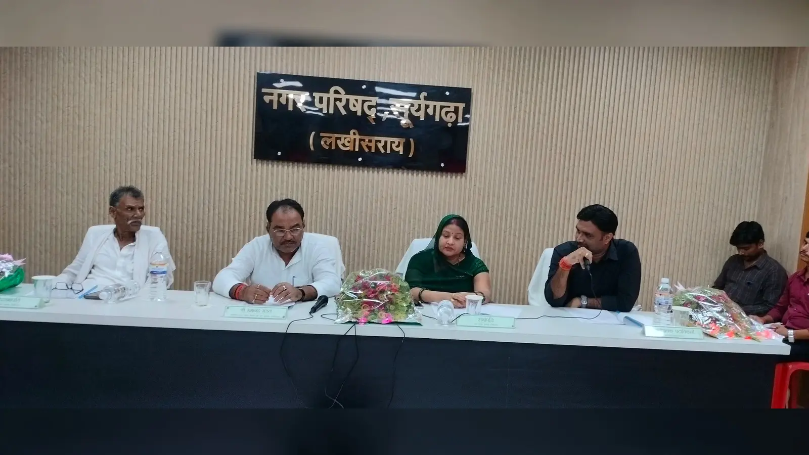 फोटो कैप्शन: 01-बैठक में शामिल क्षेत्रीय विधायक रामानंद मंडल, मुख्य सभापति रूपम देवी सहित अन्य फोटो कैप्शन 02- बैठक में उपस्थित वार्ड पार्षद फोटो कैप्शन 3 - नए सभा भवन का फीता काटकर उद्घाटन करते विधायक रामानंद मंडल | Prabhat Khabar Network फोटो कैप्शन: 01-बैठक में शामिल क्षेत्रीय विधायक रामानंद मंडल, मुख्य सभापति रूपम देवी सहित अन्य फोटो कैप्शन 02- बैठक में उपस्थित वार्ड पार्षद फोटो कैप्शन 3 - नए सभा भवन का फीता काटकर उद्घाटन करते विधायक रामानंद मंडल | Prabhat Khabar Network