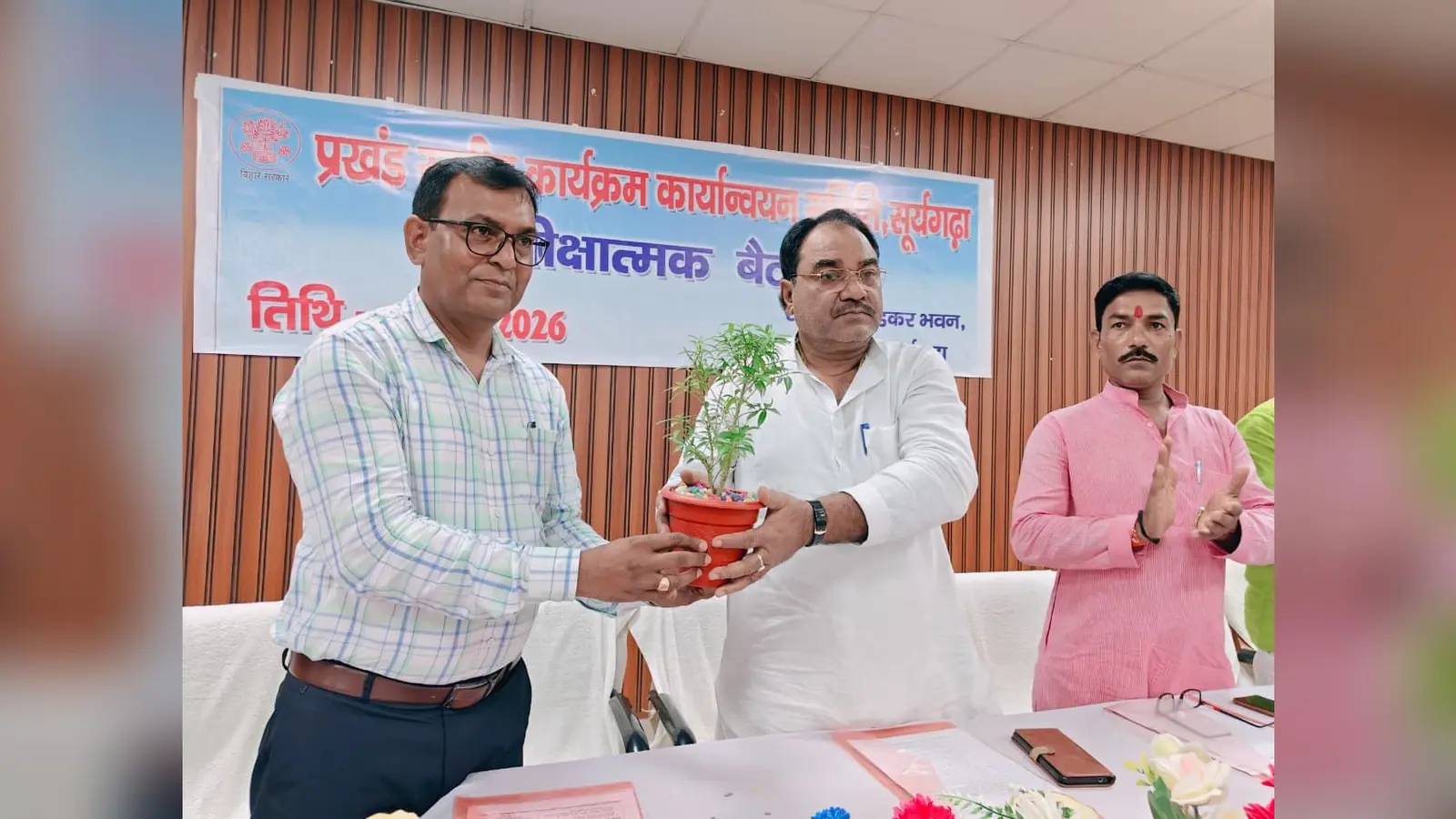 फोटो कैप्शन01- विधायक का पौधा देकर स्वागत करते बीडीओ मंजुल मनोहर मधुप फोटो कैप्शन दो - बैठक में शामिल लोग | Prabhat Khabar Network फोटो कैप्शन01- विधायक का पौधा देकर स्वागत करते बीडीओ मंजुल मनोहर मधुप फोटो कैप्शन दो - बैठक में शामिल लोग | Prabhat Khabar Network
