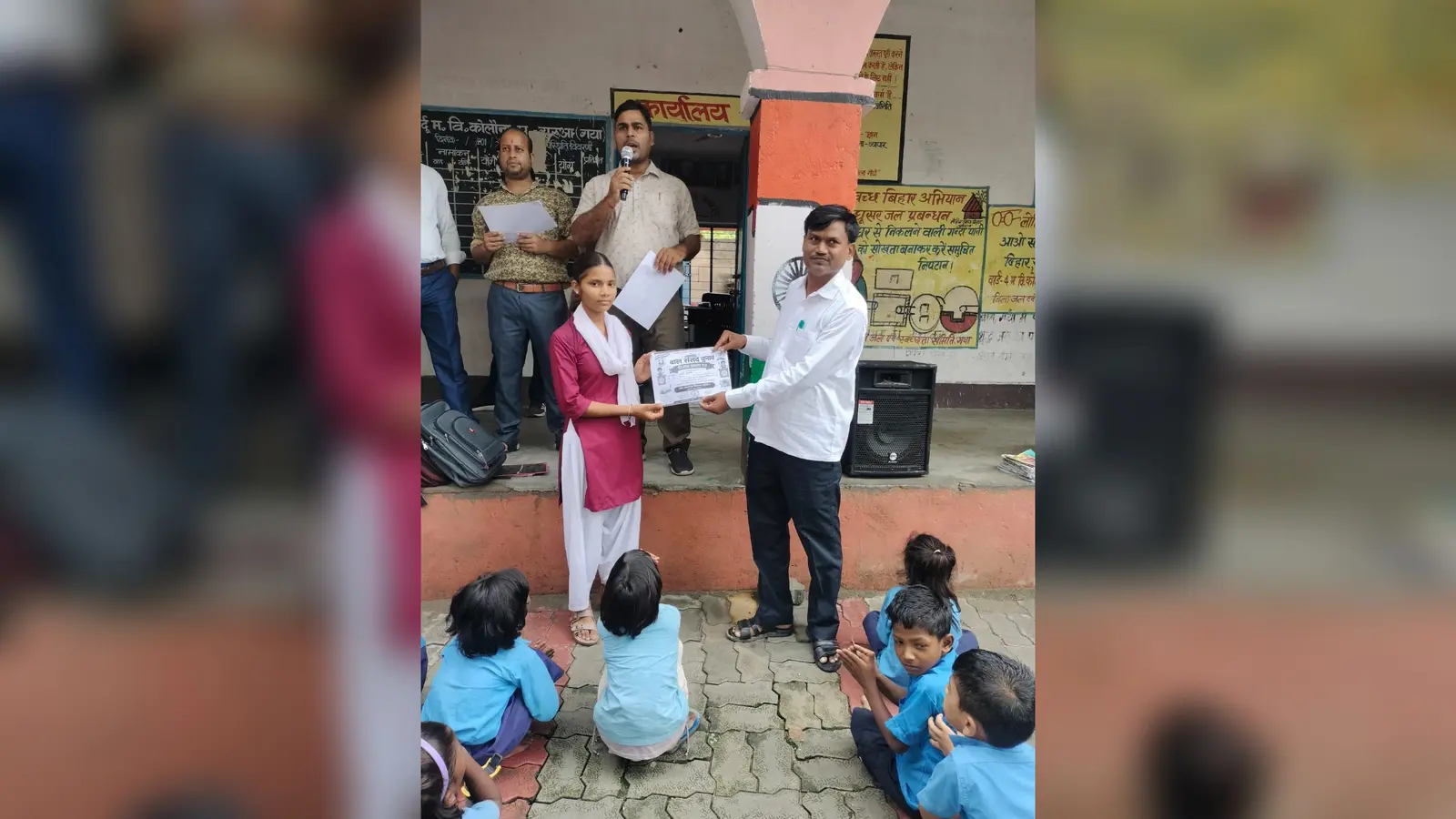 चुनाव के बाद प्रमाण पत्र देते एचएम | Prabhat Khabar Network चुनाव के बाद प्रमाण पत्र देते एचएम | Prabhat Khabar Network