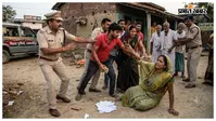 पुलिस के सामने महिला से मारपीट, जेवर और नकदी छीनने का आरोप