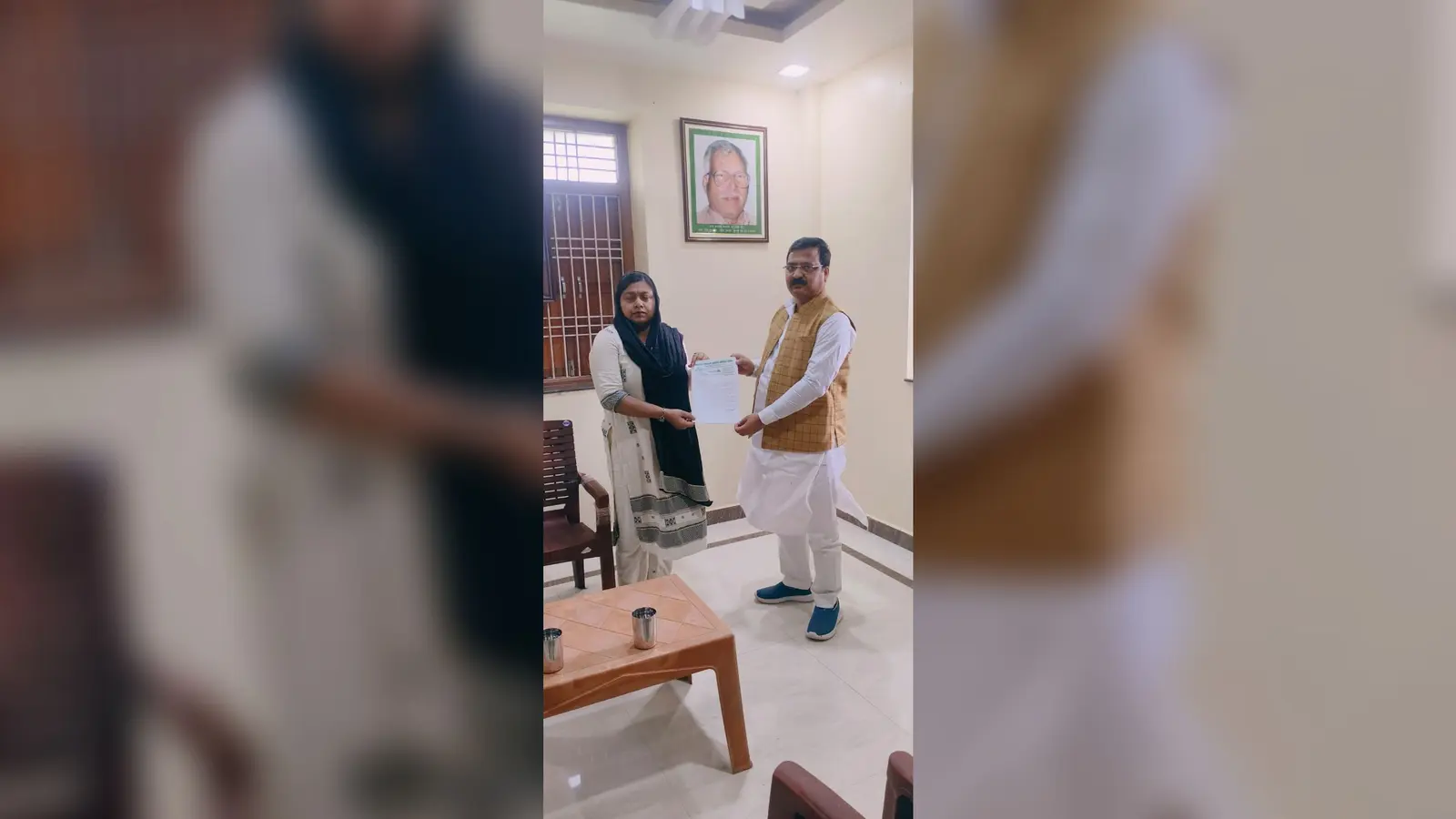 फोटो : एमएलसी को ज्ञापन सौंपते पूर्व जिला पार्षद सदस्य | Prabhat Khabar Network फोटो : एमएलसी को ज्ञापन सौंपते पूर्व जिला पार्षद सदस्य | Prabhat Khabar Network