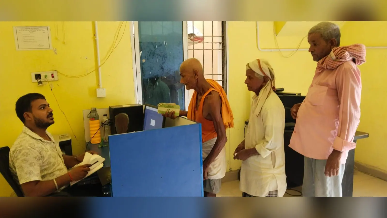 प्रखंड कार्यालय में कागजात जांच कराने पहुंचे लाभुक | Prabhat Khabar Network प्रखंड कार्यालय में कागजात जांच कराने पहुंचे लाभुक | Prabhat Khabar Network