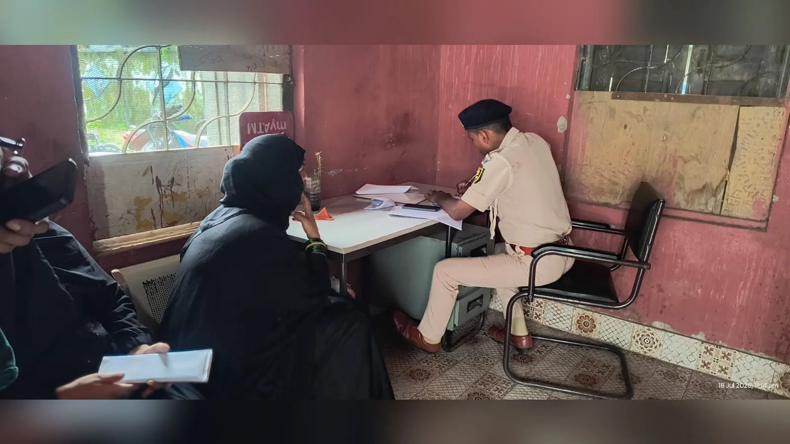 फोटो नं 102. पीड़िता महिला के बयान पर फर्दबयान दर्ज करती पुलिस. | Prabhat Khabar Network फोटो नं 102. पीड़िता महिला के बयान पर फर्दबयान दर्ज करती पुलिस. | Prabhat Khabar Network