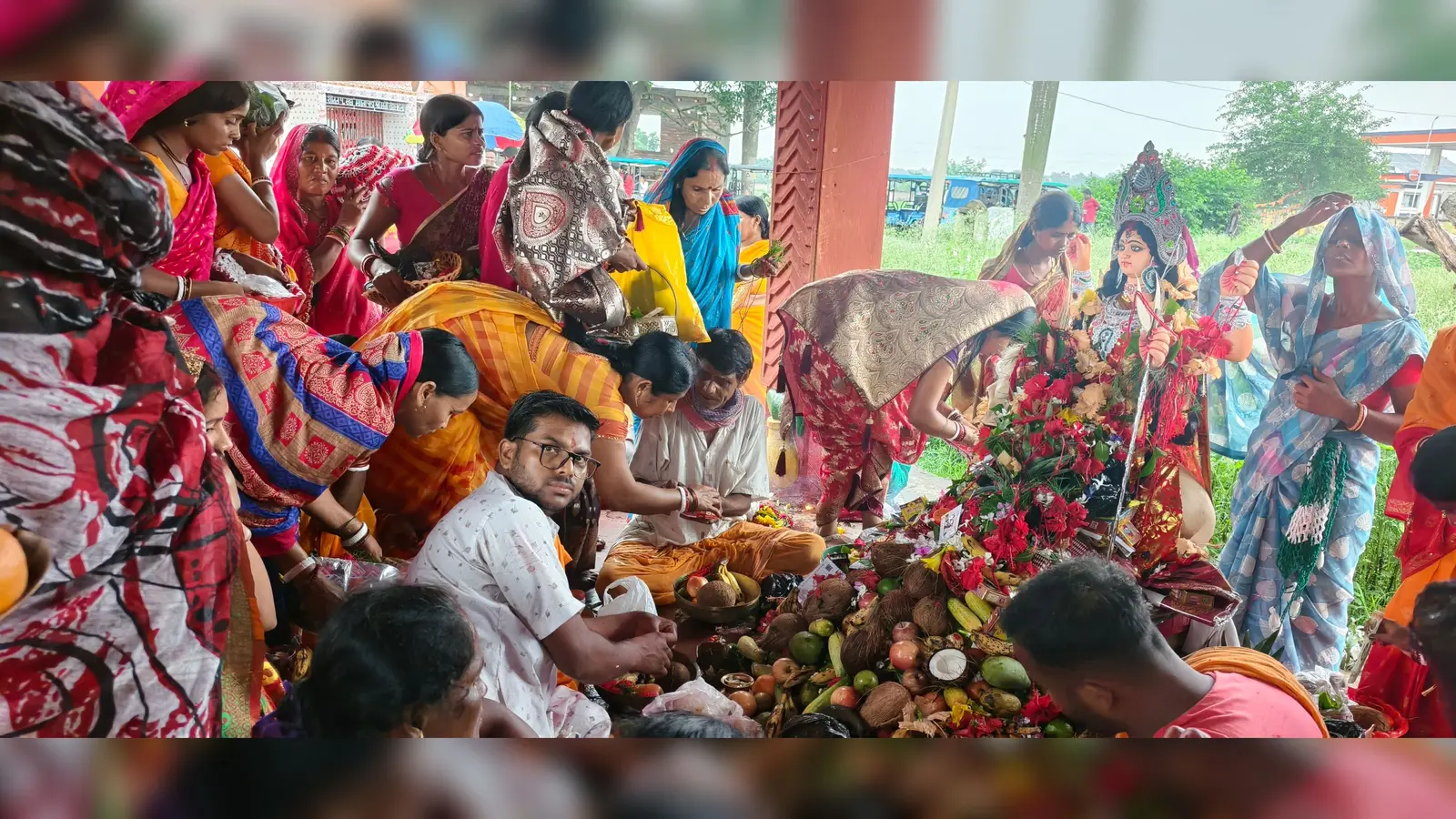 लिट्टीपाड़ा और हिरणपुर में पूजा में शामिल महिलाएं | Prabhat Khabar Network लिट्टीपाड़ा और हिरणपुर में पूजा में शामिल महिलाएं | Prabhat Khabar Network