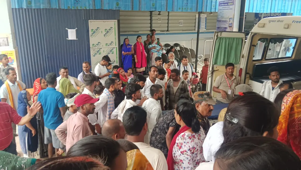महिला को रेफर ले दौरान जुटी लोगों की भीड़ | Prabhat Khabar Network महिला को रेफर ले दौरान जुटी लोगों की भीड़ | Prabhat Khabar Network