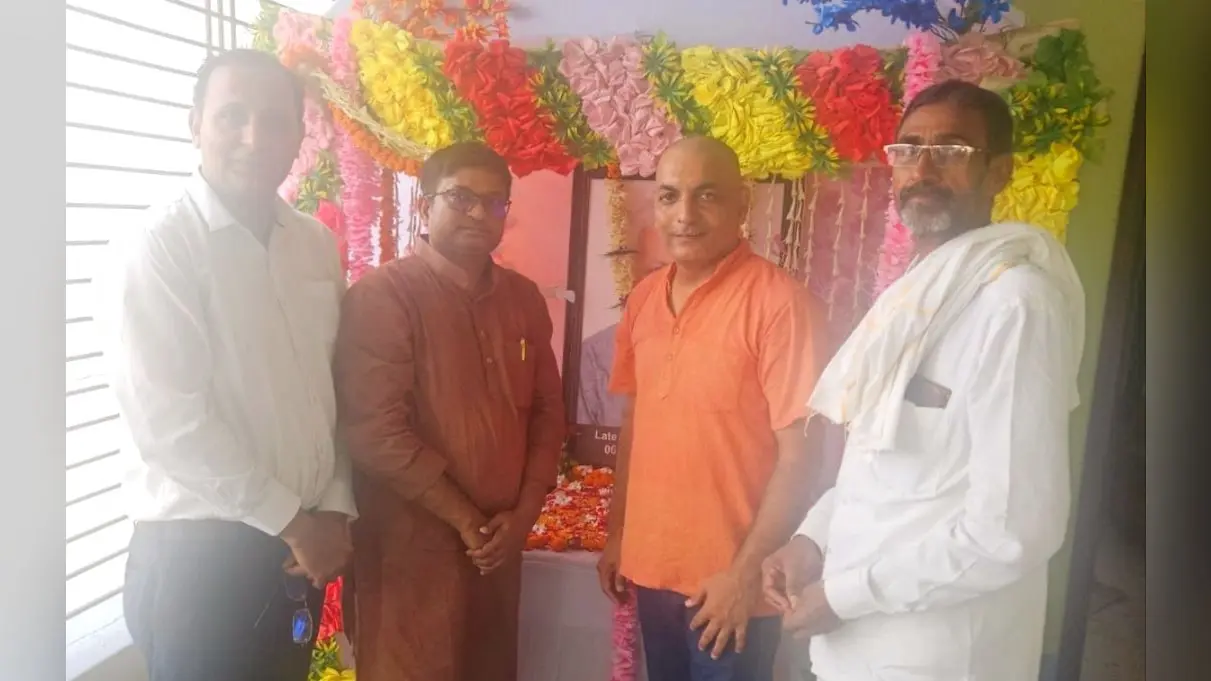 फोटो कैप्शन : श्रद्धांजलि देते जदयू नेता रवि उज्जवल कुशवाहा | Prabhat Khabar Network फोटो कैप्शन : श्रद्धांजलि देते जदयू नेता रवि उज्जवल कुशवाहा | Prabhat Khabar Network