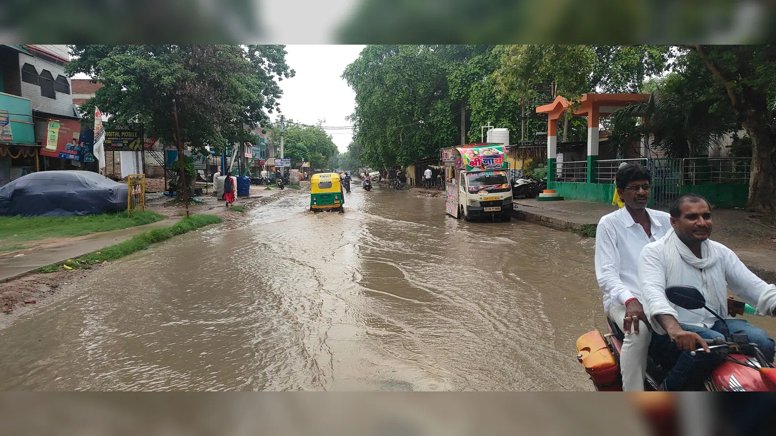 फोटो कैप्शन:- नगर पंचायत चेनारी स्थित शहीद कृष्ण कुमार स्मारक के पास सड़क पर जलजमाव | Prabhat Khabar Network फोटो कैप्शन:- नगर पंचायत चेनारी स्थित शहीद कृष्ण कुमार स्मारक के पास सड़क पर जलजमाव | Prabhat Khabar Network
