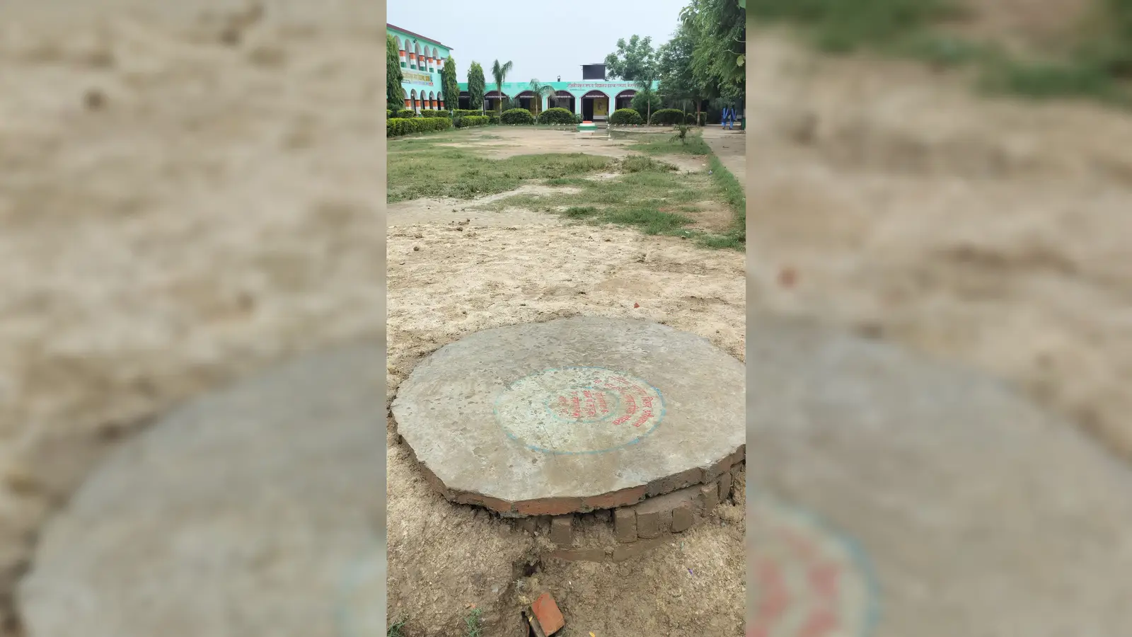 सोखते के बगल से नाली बनाकर पानी की निकासी करते शिक्षक,2,,,सोखते से काफी दूर जलजमाव का पानी | Prabhat Khabar Network सोखते के बगल से नाली बनाकर पानी की निकासी करते शिक्षक,2,,,सोखते से काफी दूर जलजमाव का पानी | Prabhat Khabar Network