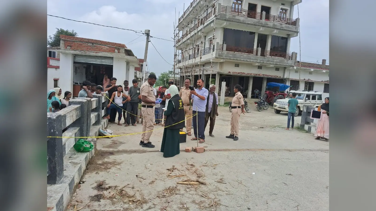 मकड़ी टोला गाँव में कैंप कर रहीं पुलिस | Prabhat Khabar Network मकड़ी टोला गाँव में कैंप कर रहीं पुलिस | Prabhat Khabar Network