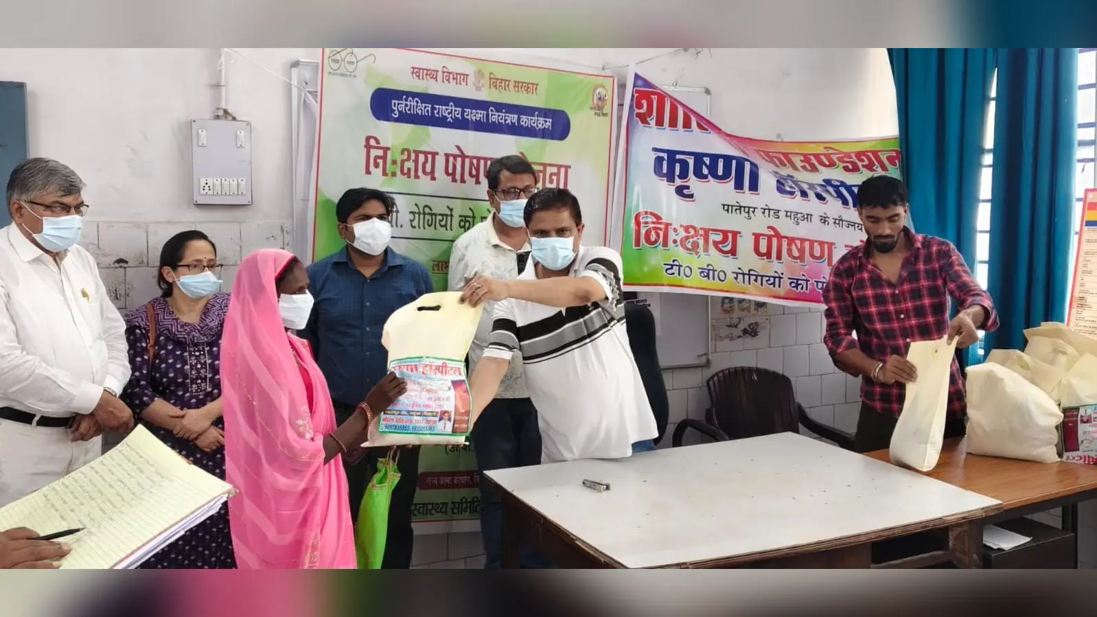 पोषाहार देते डॉ उदयशंकर कुमार | Prabhat Khabar Network पोषाहार देते डॉ उदयशंकर कुमार | Prabhat Khabar Network