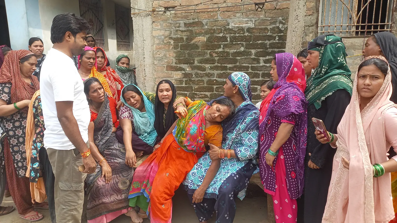 नोट: फोटो नंबर 18 सीएचपी 20 है कैप्सन होगा-रोते बिलखते परिजन | Prabhat Khabar Network नोट: फोटो नंबर 18 सीएचपी 20 है कैप्सन होगा-रोते बिलखते परिजन | Prabhat Khabar Network