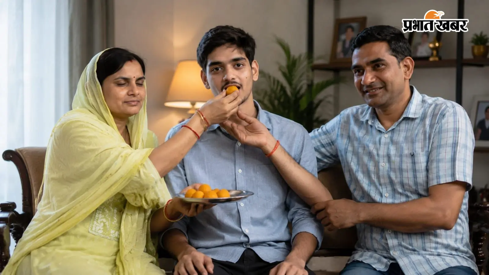 सफलता के बाद मिठाई खिलाते माँ- बाप (Neet success story) सफलता के बाद मिठाई खिलाते माँ- बाप (Neet success story)